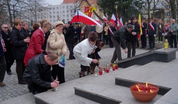 Katastrofa w Smoleńsku. W obliczu tragedii narodowej komitet referendalny w Nysie zawiesza działania