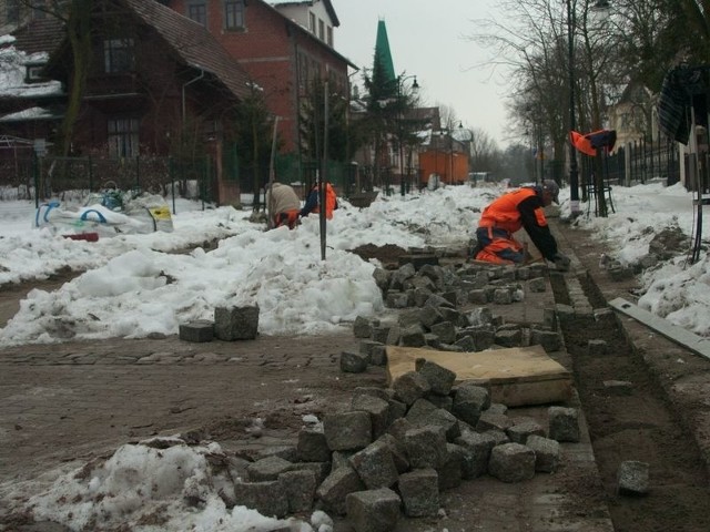 Na remontowanym odcinku ulicy Żeromskiego prowadzone są ostatnie prace wykończeniowe.  