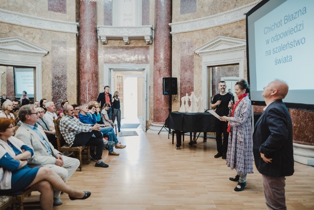 W Ostromecku i częściowo również w Toruniu trwa właśnie piąta edycja Spotkań Nieprzypadkowych "Oko nigdy nie śpi". Tegoroczne wydarzenie zaplanowano do 4 lipca. My tymczasem przypominamy, jak było przed rokiem, gdy festiwal był organizowany w LubostroniuDo 4 lipca w Ostromecku będzie trwała piąta edycja Spotkań Nieprzypadkowych "Oko nigdy nie śpi", czyli festiwalu wielu sztuk, organizowanego przez bydgoską Fundację Kultury Rozruch. W programie wydarzeń są warsztaty, spektakle, koncerty, spotkania i jeszcze więcej. Szczegóły w linku poniżej. Tymczasem zapraszamy do obejrzenia galerii zdjęć z poprzedniej edycji festiwalu, rozgrywanej jeszcze w Lubostroniu. "Oko nigdy nie śpi" - jedyny taki festiwal w tym roku w Ostromecku [program]