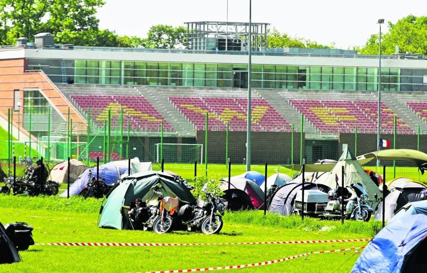 Blisko 10 tys. motocyklistów rozbiło namioty na boiskach na...