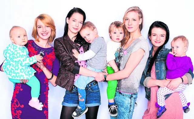 Bohaterki nowego programu MTV "Teen Mom Poland: Nastoletnie matki". Od lewej: 16-letnia Iza z córką Nikolą, 18-letnia Marysia z synem Krzysiem, 18-letnia Ewa z synem Mikołajem i 17-letnia Ada z córką Julką