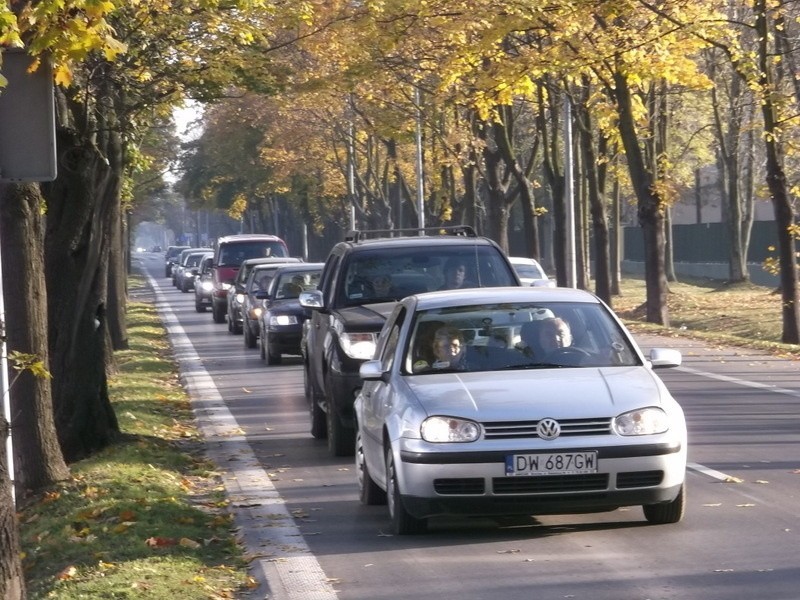 Wrocław: Tłoczno na cmentarzu Osobowickim, ale wiele osób wybrało dojazd komunikacją (ZDJĘCIA)