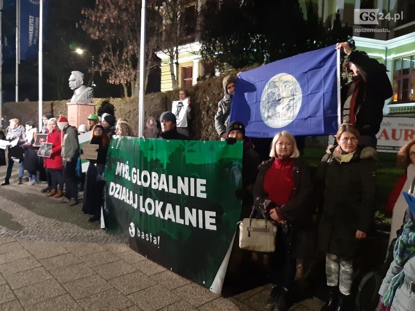 Protest w obronie drzew przy pl. Szarych Szeregów w Szczecinie. Wycinka z powodu przebudowy [ZDJĘCIA, WIDEO]