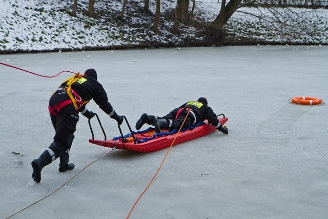 To zdjęcie z ćwiczeń strażaków na lodzie. W ostatnich dniach strażacy z Drawska Pomorskiego w praktyce musieli wykorzystać swoją wiedzę w praktyce.