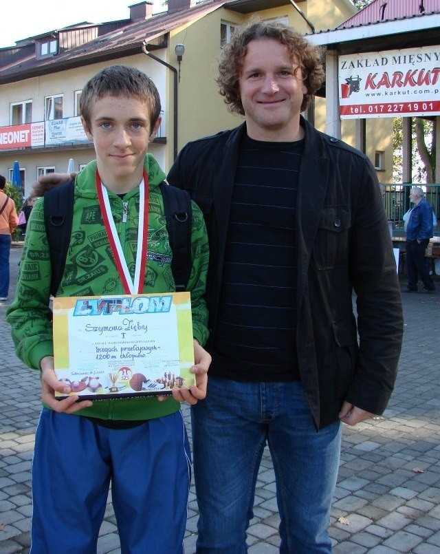 Szymon Zięba ze swoim nauczycielem od wychowania fizycznego w Gimnazjum w Majdanie Królewskim.