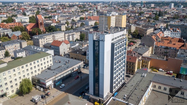 45-metrowy wieżowiec przy ul. Dworcowej w Bydgoszczy ma 11 pięter. To najwyższy obiekt przy tej ulicy. Będzie utrzymywany w stonowanej, biało-szarej kolorystyce.Przypomnijmy, wybudowano go w 1963 r. Przez wiele lat wykorzystywały go dawne zakłady &bdquo;Eltra&rdquo;. Od lat 90. był siedzibą wielu biur i firm.Właścicielem i inwestorem jest firma Locun. Koncepcję nowej elewacji opracowali architekci z Pracowni Reżyserii Architektury Archigeum w podbydgoskiej Zielonce, kt&oacute;rzy opublikowali zdjęcia lotnicze z przebudowy. Pokazują kontrast między odnowionymi fragmentami elewacji, a tymi jeszcze przed modernizacją.