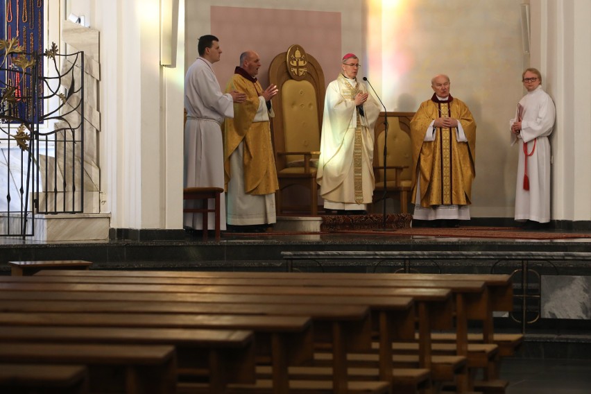 Bez udziału wiernych odbyła się w Wielki Czwartek msza...