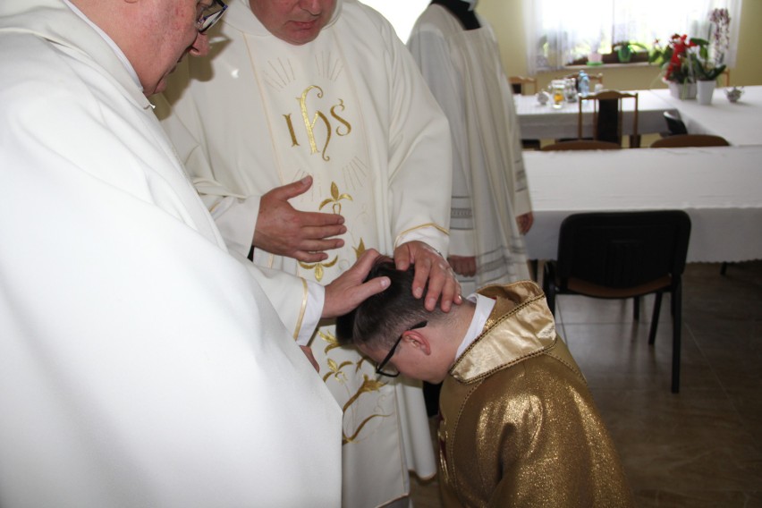 Ksiądz Sebastian Flak odprawił mszę świętą prymicyjną w Sanktuarium w Piekoszowie. Było też specjalne błogosławieństwo [ZDJĘCIA]