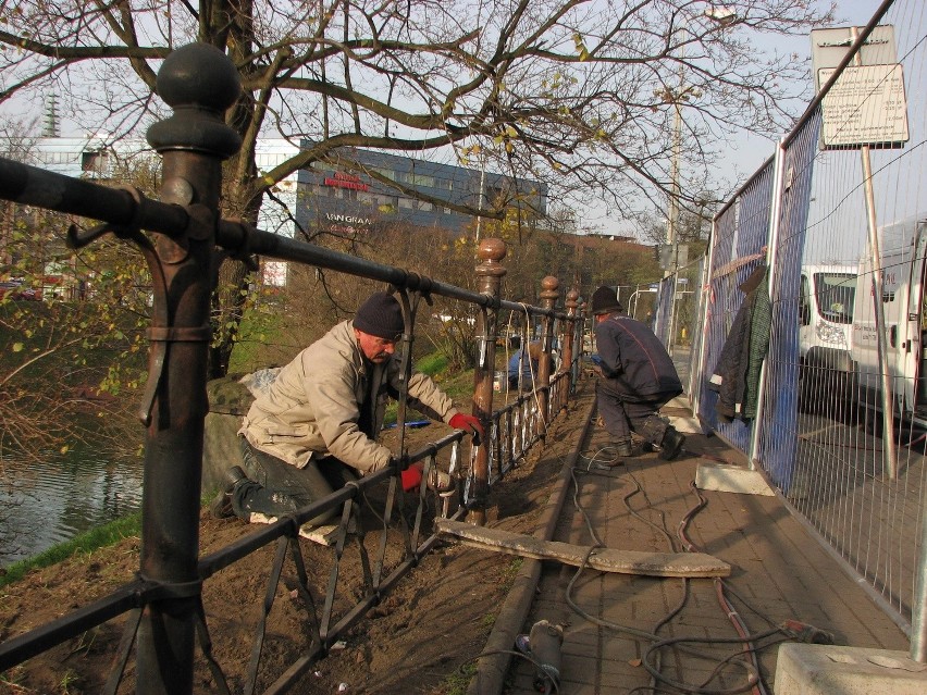 Wrocław: Balustrady przy fosie miejskiej do remontu (ZDJĘCIA)