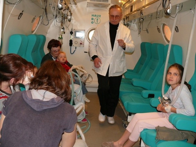 Ewa Jaworska i jej dzieci przygotowują się do terapii w komorze tlenowej.