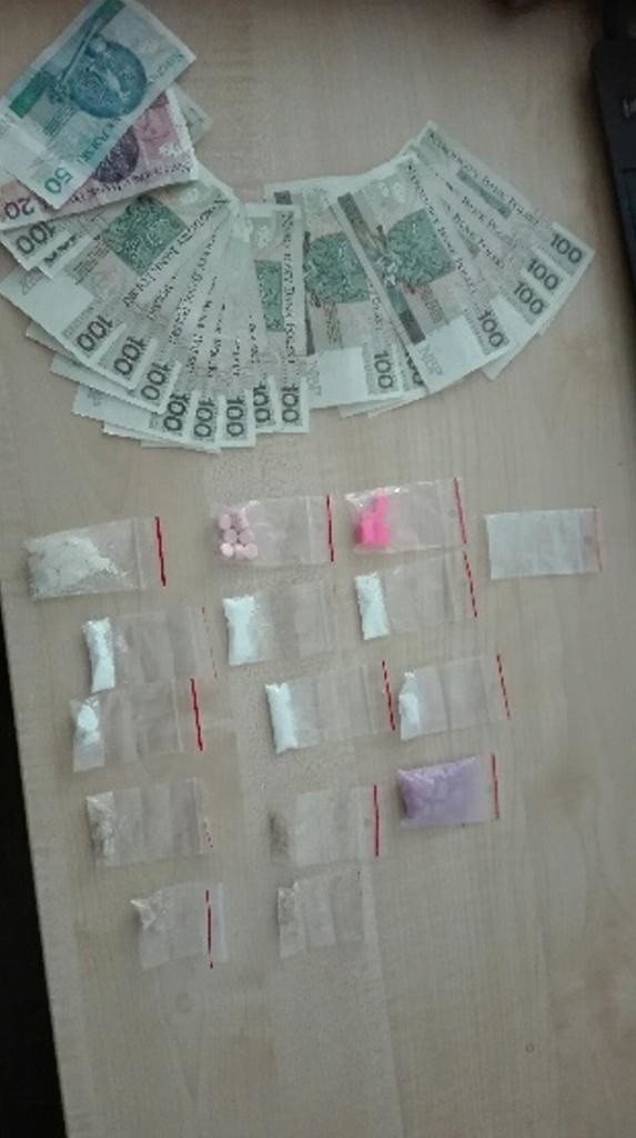 Policjanci znaleźli  przy 27-latku woreczki z białym proszkiem oraz tabletki