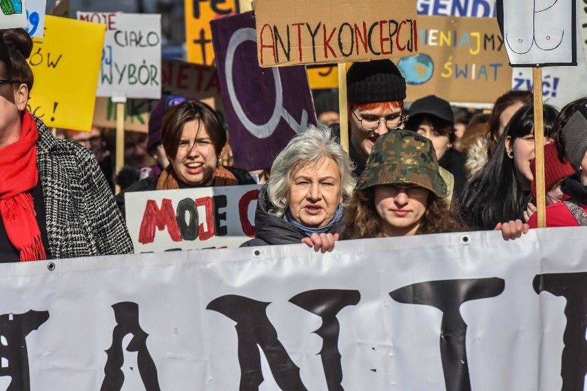 Kilkadziesiąt osób przeszło w niedzielę, w Międzynarodowy...