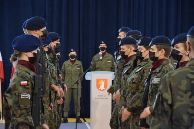 Uroczystość wręczenia certyfikatów kadetom klas mundurowych w Skale oraz pokazy musztry paradnej
