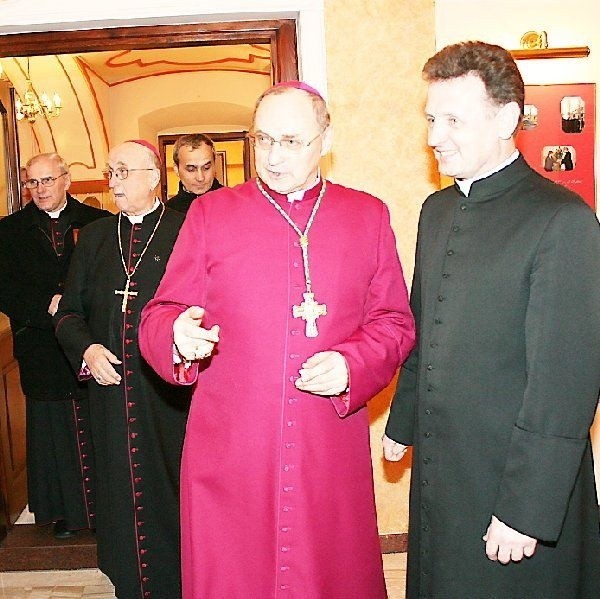 Biskup Wiesław Mering w towarzystwie ks.  Piotra Sierzchały (z prawej) zwiedza  wystawę w Muzeum Diecezjalnym