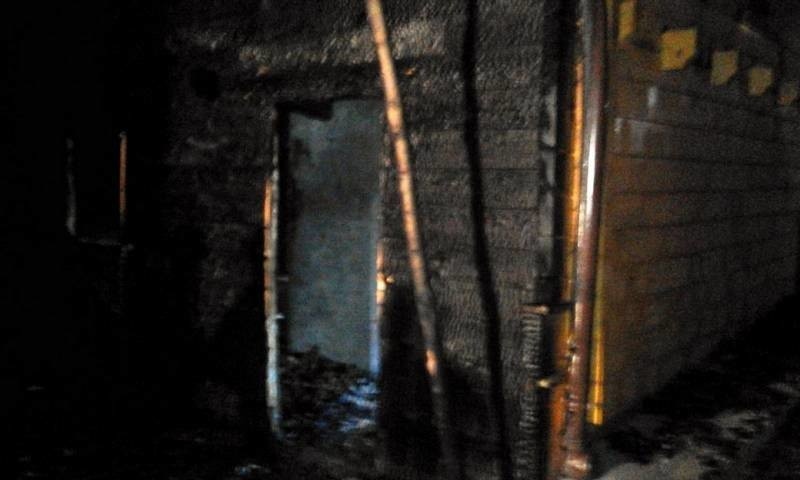 Nocny ogień nad Jeziorem Rożnowskim. Od płonacego domu zapaliły się drzewa [ZDJĘCIA]