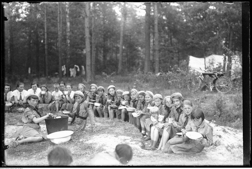 Obóz harcerek z Garwolina: posiłek, 1938 rok.