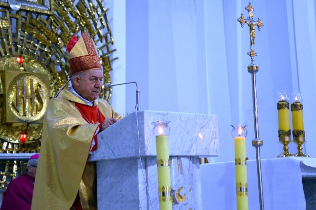 Biskup senior diecezji sandomierskiej podczas Mszy świętej z okazji 30-lecia sakry biskupiej, jaką dostał od papieża Jana Pawła II