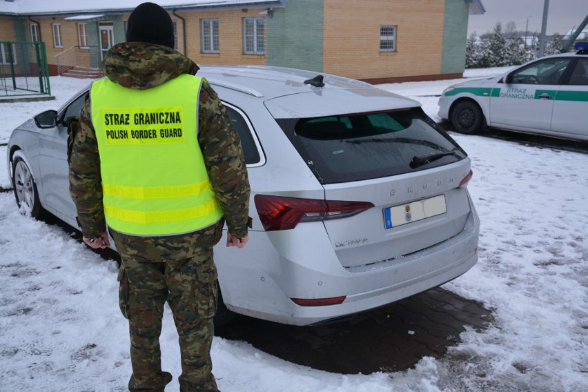 Funkcjonariusze Podlaskiego Oddziału Straży Granicznej odzyskali skradzioną skodę o wartości 95 tys zł. Zatrzymano dwóch Francuzów