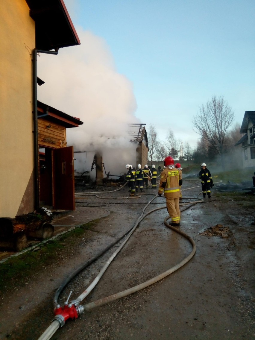 Pożar stodoły w Krajnie. Spłonęły maszyny i samochód. W akcji 8 zastępów strażackich