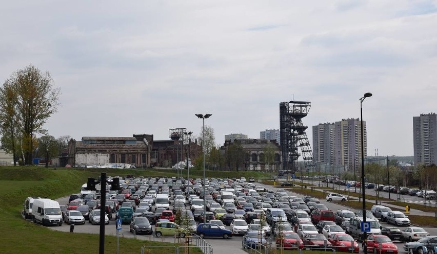 Katowice: Parkingi w Strefie Kultury otwarte i znów pełne. Kiedy będą płatne? 