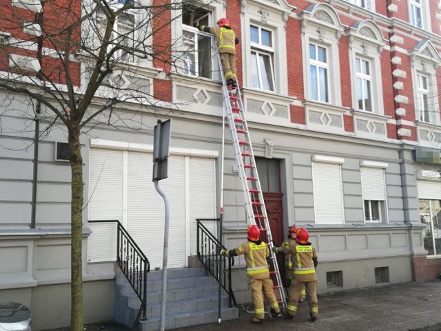 Właściciel mieszkania nie miał drugiego kompletu kluczy. Potrzebna więc była pomoc strażaków