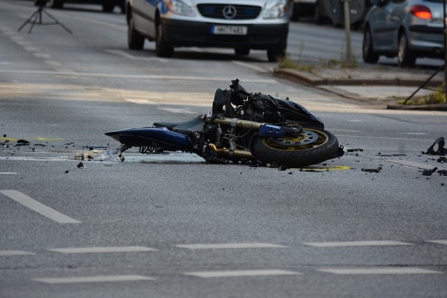 Motocyklista stracił panowanie nad pojazdem i wywrócił się. Wtedy go zatrzymano