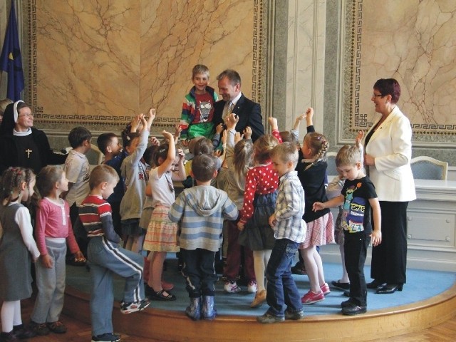 Choć kilka sekund na rękach zastępcy prezydenta Przemyśla Wojciecha Błachowicza. Taka możliwość najbardziej spodobała się przedszkolakom podczas wizyty w Urzędzie Miejskim.