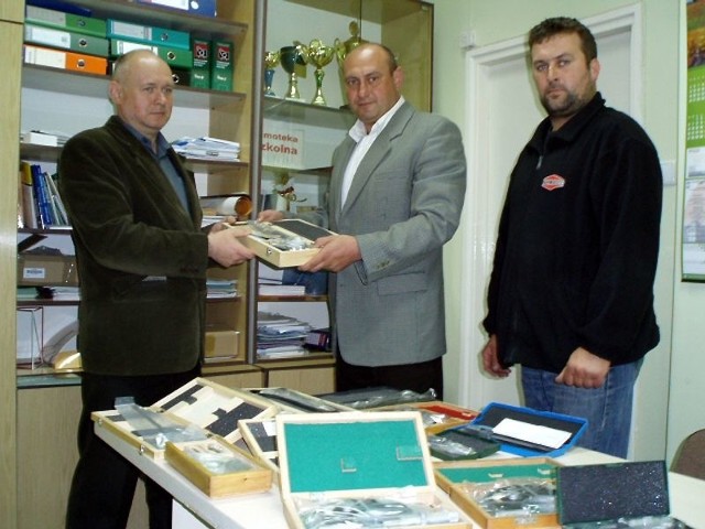 Prezes stalowowolskiej firmy Metal-System Jerzy Deruś (obok Lesław Kwitkowski), oficjalnie przekazał sprzęt mierniczy na ręce Andrzeja Rękasa (pierwszy z lewej).