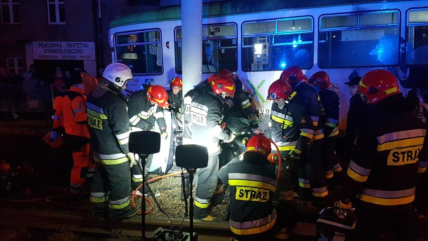 Groźny wypadek na Zgierskiej. Zderzenie tramwaju z osobówką. 9-latka zakleszczona w rozbitym pojeździe [ZDJĘCIA, FILM]
