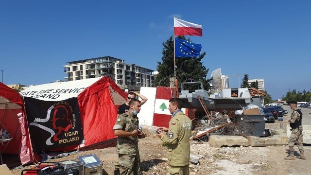 Polscy strażacy budują bazę w Libanie i jeszcze w czwartek mogą wejść do akcji ratowniczej.Przejdź do następnego zdjęcia ------>