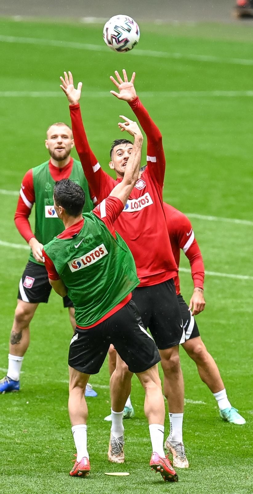 Piłkarze reprezentacji Polski wyszli na boisko w ulewie. Zobaczcie deszczowy trening na stadionie Polsat Plus Arena Gdańsk [zdjęcia]