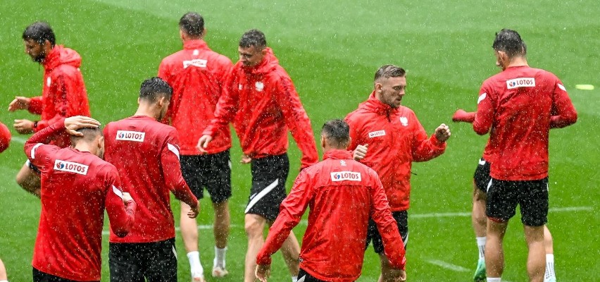 Piłkarze reprezentacji Polski wyszli na boisko w ulewie. Zobaczcie deszczowy trening na stadionie Polsat Plus Arena Gdańsk [zdjęcia]