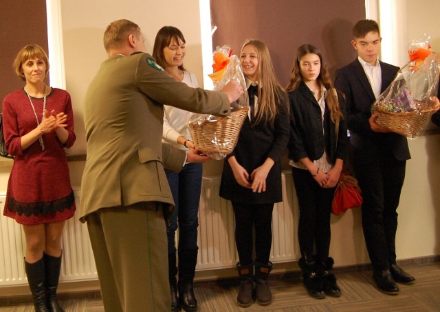 Prezenty od polskich dzieci i młodzieży dla ich ukraińskich rówieśników przekazał płk. SG Piotr Patla, komendant BiOSG.