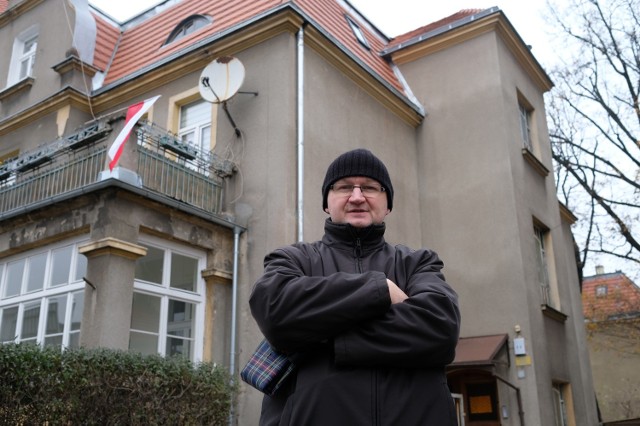 - Było mi strasznie przykro, gdy dowiedziałem się, co stało się z naszym mieszkaniem - mówi Norbert Dworaczek, eksmitowany lokator