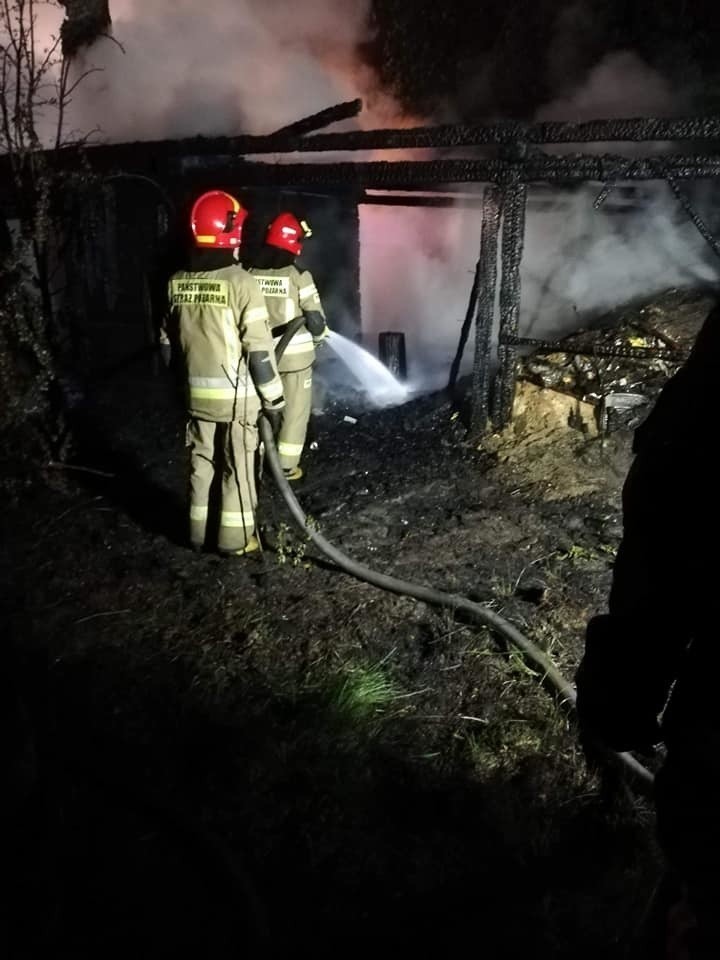 Pożar tuż obok remizy strażackiej w Radoszycach [ZDJĘCIA]