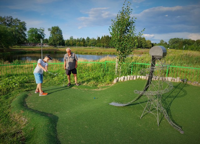 Minigolf to sport i doskonała zabawa dla osób w każdym wieku. Celem gracza jest umieszczenie piłki w dołku przy pomocy jak najmniejszej liczby uderzeń.