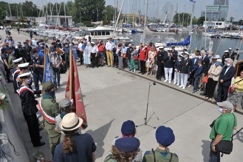 Gdynia. Rozpoczęcie sezonu żeglarskiego na Pomorzu. Odsłonięcie tablic Bolesława Romanowskiego i Henryka Fronczaka w marinie Gdynia ZDJĘCIA