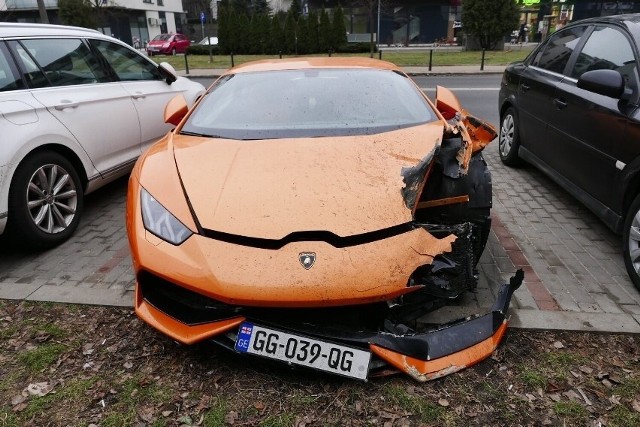 Warszawa. Po spowodowaniu kolizji z dwoma innymi autami, kierowca lamborghini uciekł z miejsca zdarzenia i porzucił sportowe auto na jednym z wolskich parkingów. Do zdarzenia doszło sobotniej nocy.Fot. Szymon Starnawski