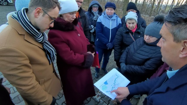 Prezydent Dąbrowy Górniczej Marcin Bazylak spotkał się z mieszkańcami na Wzgórzu Gołonoskim, gdzie zaprezentował propozycję trasy nowej linii autobusowejZobacz kolejne zdjęcia/plansze. Przesuwaj zdjęcia w prawo naciśnij strzałkę lub przycisk NASTĘPNE