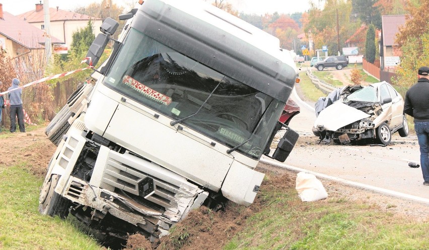 Miejsce tragicznego wypadku w Wolinie na drodze krajowej,...