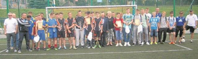 Drużyny z gimnazjów, które wzięły udział w turnieju wraz z trenerami, dyrekcją liceum oraz wicestarostą Ryszardem Barną.