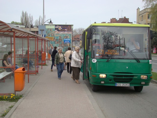 Andrychów. Autobus MZK zabiera pasażerów z przystanku na ulicy 1 Maja. MZK obsługuje 14 linii o łącznej długości 196 kilometrów