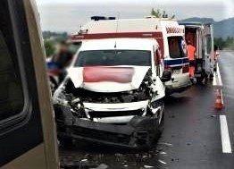 Łososina Dolna. Peugeot zderzył się z busem. Dwie osoby w szpitalu