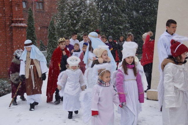 Już po raz VIII na rynku w Mroczy stanęła bożonarodzeniowa szopka. Mieszkańcy przyszli na rynek barwnym korowodem po mszy św. w kościele pw. św. Mikołaja i NMP w Mroczy. W orszaku m.in. anioły, diabły, pasterze oraz trzej królowie. Życzenia mieszkańcom złożyli:  burmistrz Mroczy Leszek Klesiński i przewodniczący Rady Miejskiej Jarosław Odrobiński. Ksiądz proboszcz Wojciech Cierniak poświecił żłóbek.Urodziny Radia Maryja. Tadeusz Rydzyk mówił o filmie Kler.