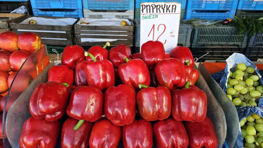 Warzywa, owoce i świąteczne ozdoby na kieleckich bazarach w piątek, 29 marca. Jakie ceny? Zobacz zdjęcia