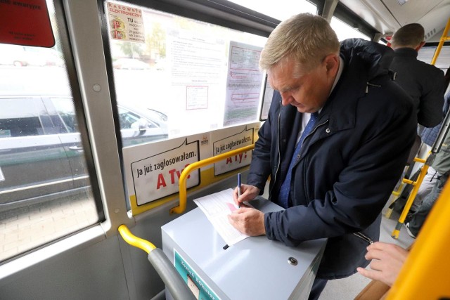 Prezydent Tadeusz Truskolaski głosuje na obywatelskie projekty