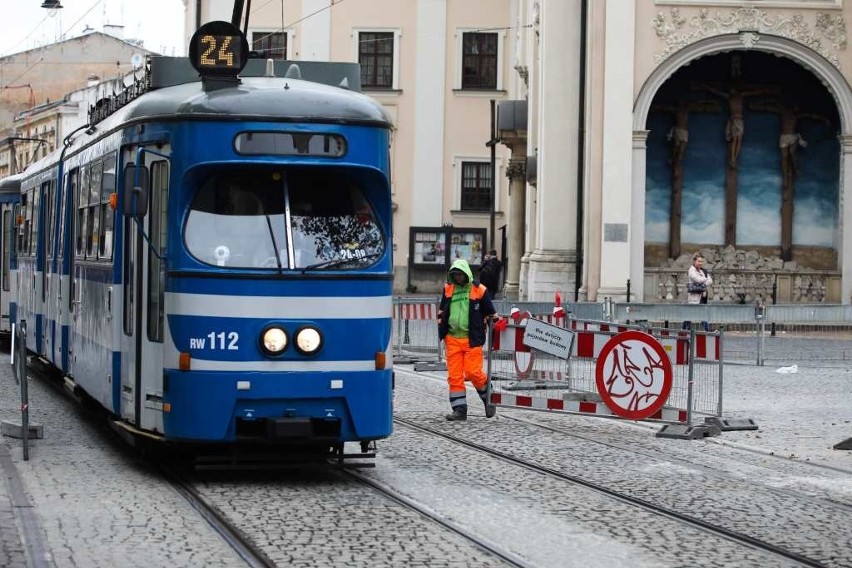 Kraków. Kuriozum na Karmelickiej. Barierki blokują ruch, a jak jedzie tramwaj, to robotnik ją odsuwa [WIDEO, ZDJĘCIA]