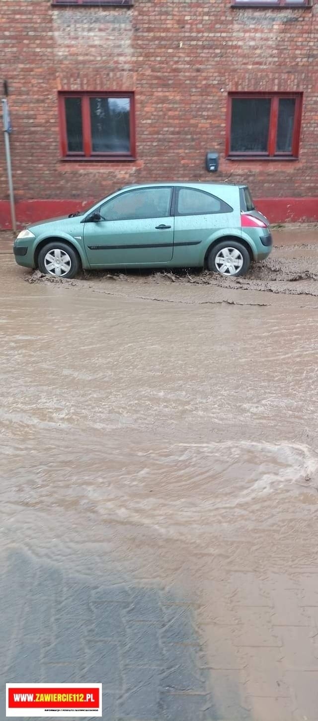 Interwencje związane z zalanymi drogami i posesjami...