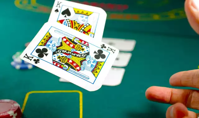 Zasady gry w pokera nie są skomplikowane. Poznaj je.