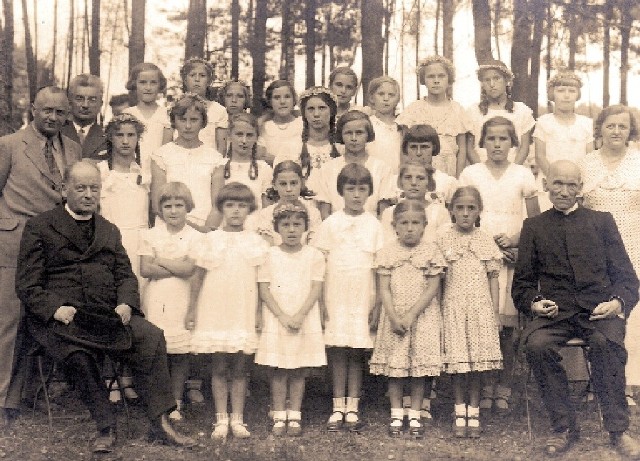 Uczennice szkoły polskiej w Złotowie, ok. 1935 r. Od lewej stoją: w jasnym garniturze Józef Mozolewski (inspektor szkolny) i w okularach Juliusz Zieliński (nauczyciel, dyrektor szkoły polskiej w Złotowie), siedzi ks. Bolesław Domański (prezes V Dzielnicy Związku Polaków w Niemczech); dalej stoją uczennice tej szkoły ze swoją nauczycielką Marią Zientara-Malewską (ostatnia z prawej), obok niej siedzi ks. Maksymilian Grochowski (działacz Związku Polaków w Niemczech).